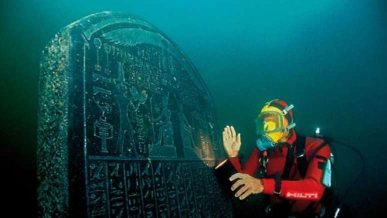 Também foram encontradas estelas, monumentos em forma de lápide com inscrições, normalmente de caráter funerário. A dessa imagem foi encomendada por Nectanebo I, o primeiro faraó da dinastia 30, que reinou de 378 a 362 a.C.