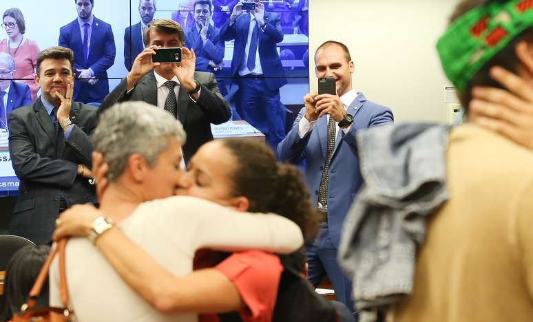 Feliciano e Bolsonaro assistem 'beijaço'