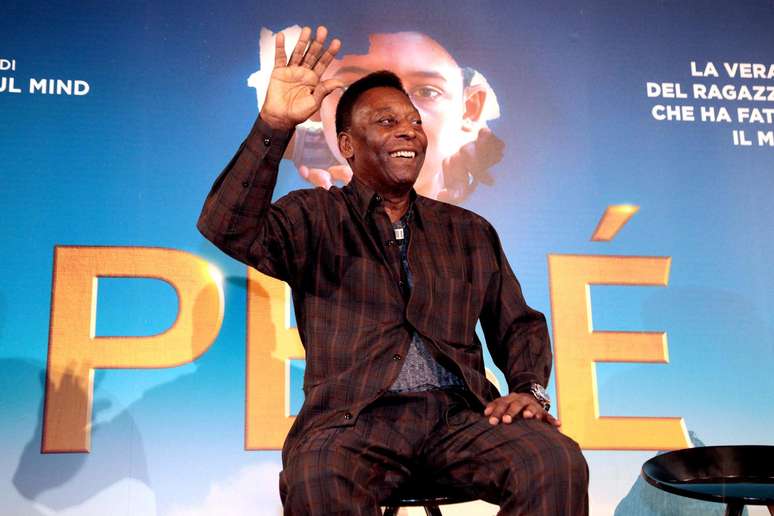 Pelé durante lançamento de filme que contará sua história