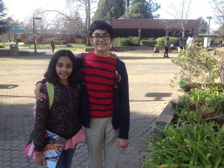 Tanishq acompanhado da sua irmã, Tiara, de 10 anos, que também faz parte de um grupo de notáveis
