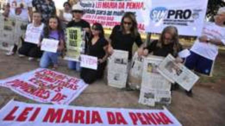 Com o lema "Por uma vida sem violência: para mim, para nós, para todas", mulheres protestam pela implementação da Lei Maria da Penha