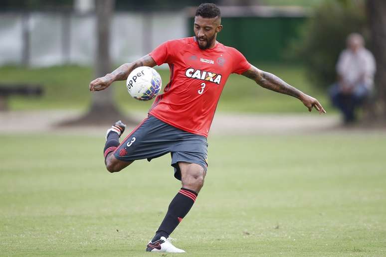 César Martins estava acompanhado da esposa e filho quando um grupo de torcedores o atacou na saída de um supermercado