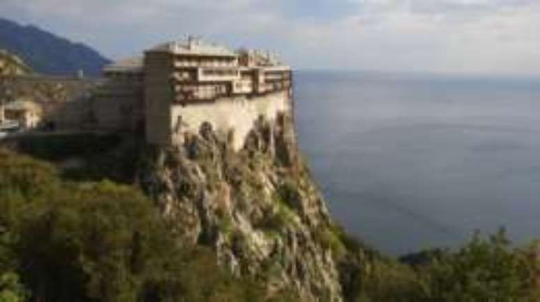 A península abriga o impressionante Mosteiro de Simonos Petra