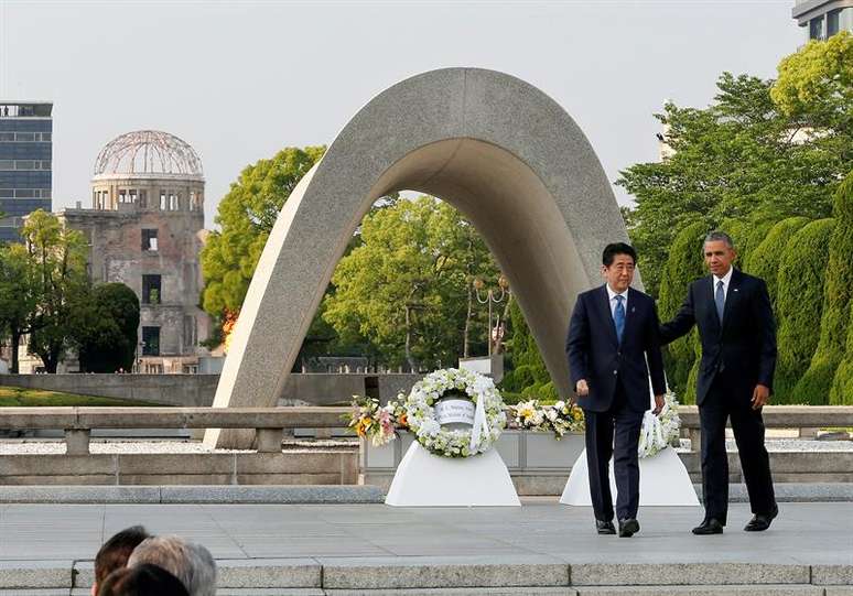 "Viemos para refletir sobre a terrível força empregada num passado não tão distante", disse, ao lado do primeiro-ministro japonês, Shinzo Abe