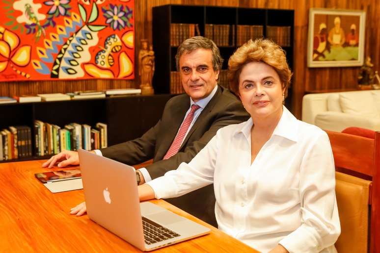 Dilma Rousseff acompanhada do Advogado José Eduardo Cardozo durante Face to Face no Palácio da Alvorada.