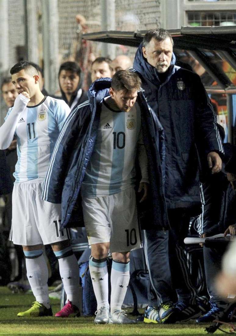 Logo após a derrota para o Chile na decisão da Copa América Centenário, Messi anunciou que não jogaria mais pela seleção da Argentina