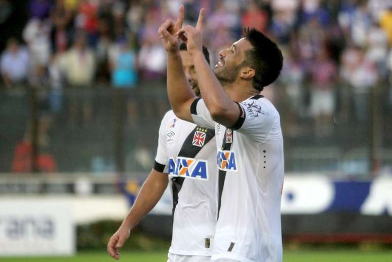 Thalles comemora com Nenê um dos gols da vitória do Vasco sobre o Bahia