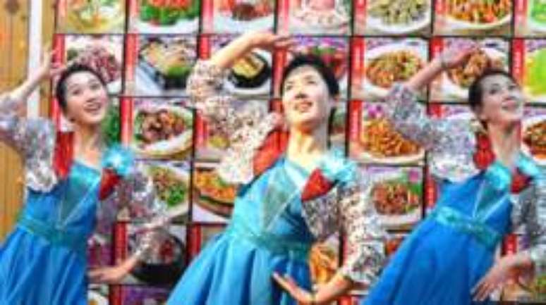 As garçonetes dos restaurantes do governo da Coreia do Norte são formadas na Escola Estatal de Arte de Pyongyang