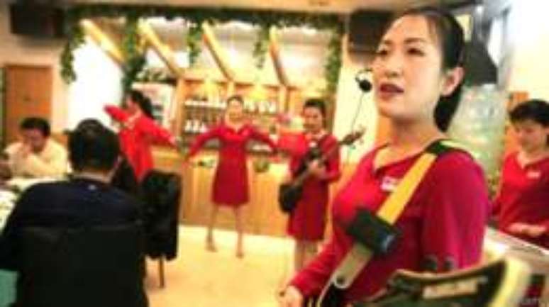 As jovens devem ficar três anos trabalhando no restaurante e, segundo informações, são de famílias da elite norte-coreana, 'leais ao regime'