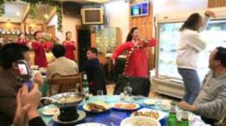 Uns afirmam que os restaurantes geram divisas para o governo, outros j&aacute; acreditam que eles seriam uma fachada para lavagem de dinheiro