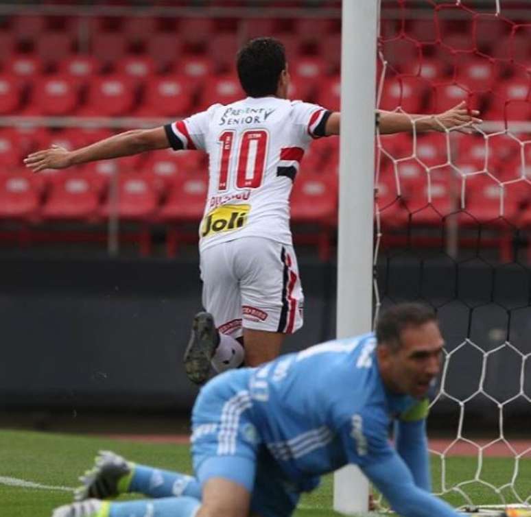 Ganso, de cabeça, marcou o gol que garantiu a vitória do São Paulo sobre o rival Palmeiras, no Morumbi