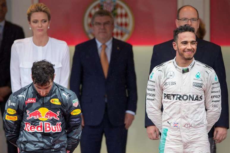 Daniel Ricciardo ao lado do vencedor Lewis Hamilton