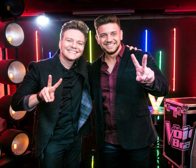 Michel Teló e Renan Ribeiro nos bastidores do programa 'The Voice Brasil'