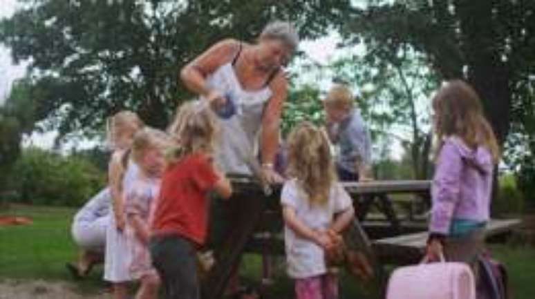 Escolas ensinam crian&ccedil;as a construir cabanas e lidar com animais