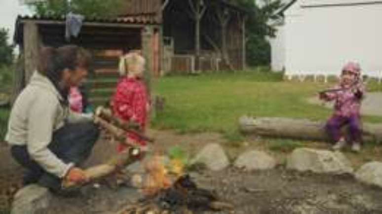Fogueiras tamb&eacute;m fazem parte do aprendizado nessas escolas dinamarquesas