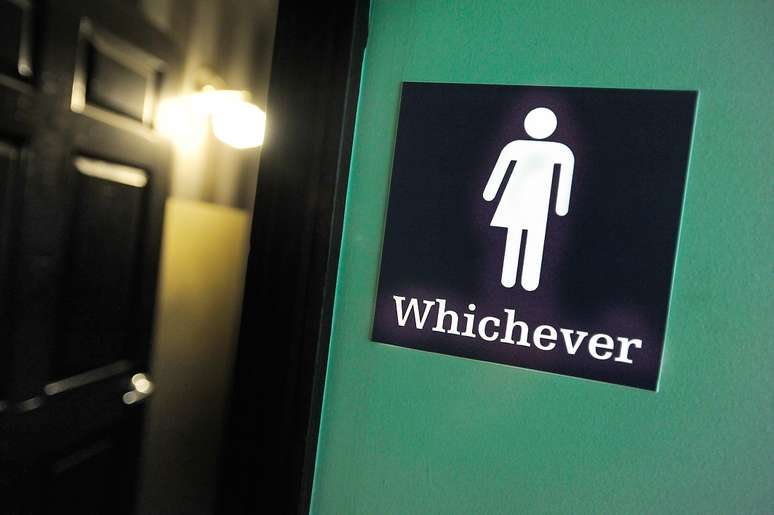 Leis restringindo acesso de estudantes transgêneros a banheiros tem sido alvo de protesto em Estados americanos