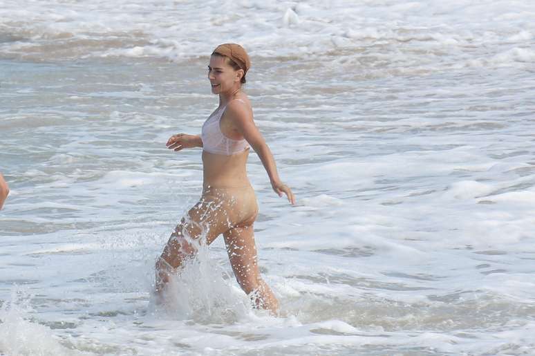 Após gravar as cenas da novela, a atriz aproveitou para mergulhar no mar de calcinha e sutiã