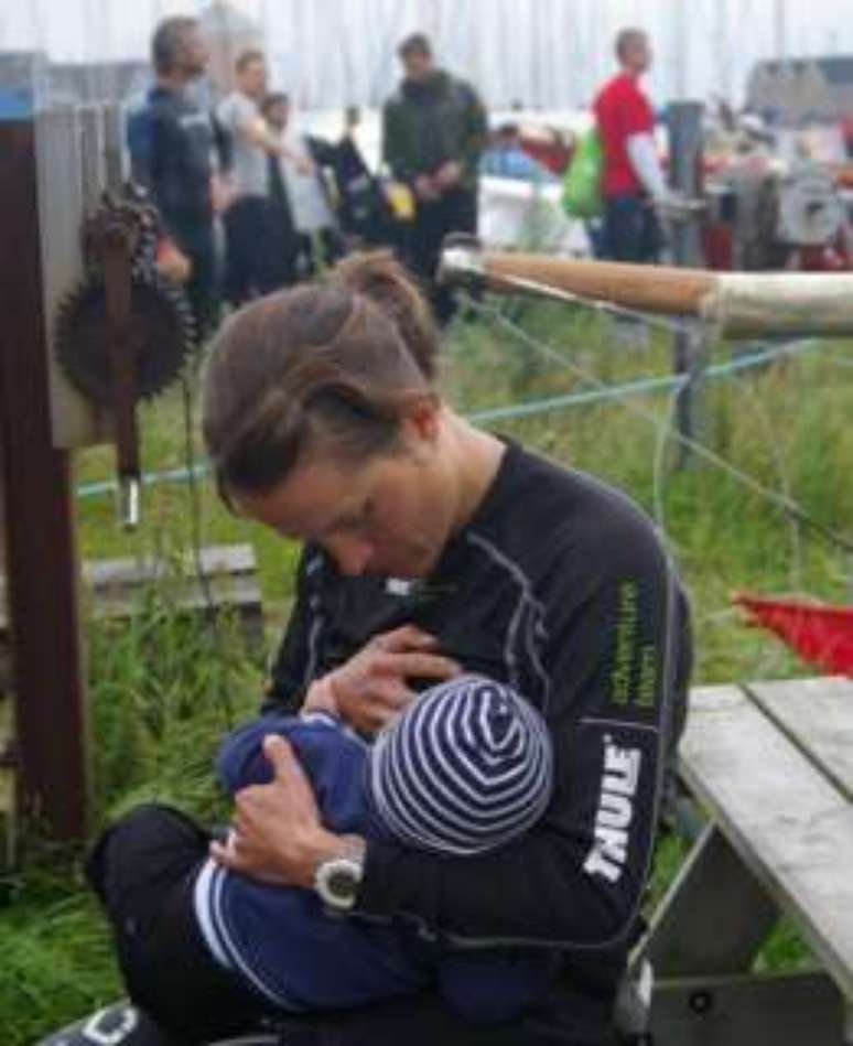 Eva Nystrom amamentando o filho Simon antes de participar de um evento de triatlo, cerca de seis meses depois do parto
