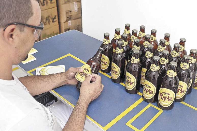 Giovani Buzzi, sócio da Cervejaria Buzzi, em Santa Maria Madalena (RJ)