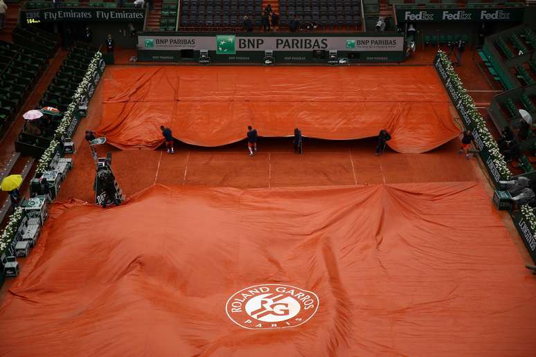 Lona cobre saibro da quadra principal de Roland Garros