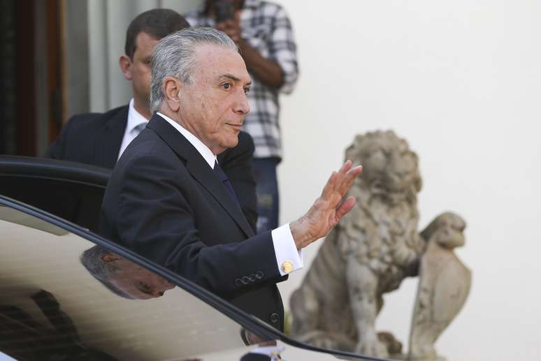 O presidente interino, Michel Temer, chega para almoço na casa do deputado Rogério Rosso