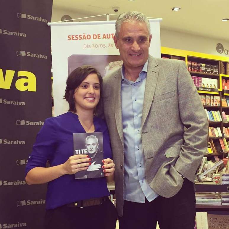 Camila Mattoso, jornalista autora do livro, e Tite posam juntos na noite de autógrafos de lançamento da biografia do técnico do Corinthians