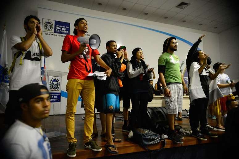 Estudantes secundaristas ocupam prédio da Secretaria Estadual de Educação do Rio de Janeiro