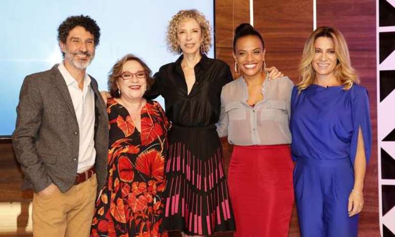 Gabi entre alguns dos colunistas: Ivan Martins, Regina Navarro Lins, Fl&aacute;via Oliveira e Gabriela Manssur. (Foto: Divulga&ccedil;&atilde;o/Canal Viva)