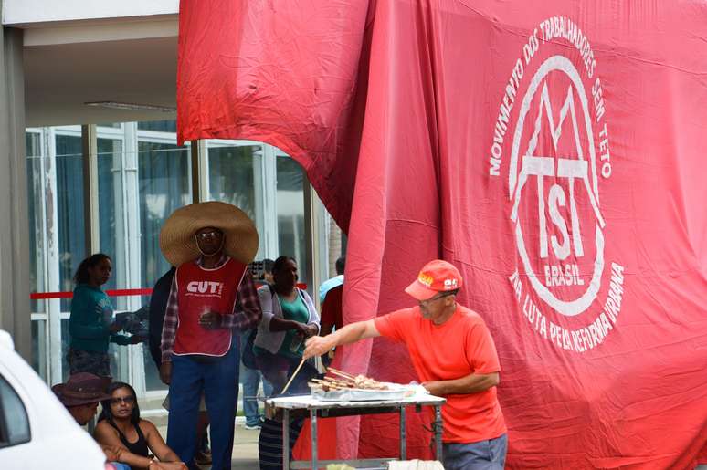 Integrantes do Movimento dos Trabalhadores Sem Teto (MTST) durante invasão ao Ministério das Comunicações no início deste ano