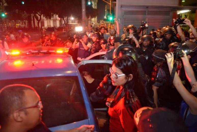 Rio de Janeiro - Manifestantes foram detidos pela Polícia Militar durante protesto contra a Copa do Mundo de 2014, 