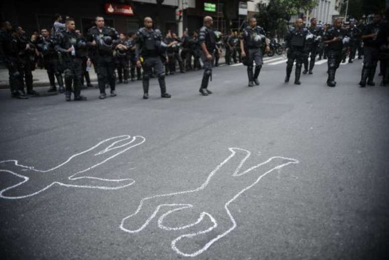 Rio de Janeiro - Em 2014, ativistas e moradores de comunidades carentes de Copacabana protestaram nas ruas do bairro contra a Copa do Mundo e pelo fim da violência policial nas favelas()