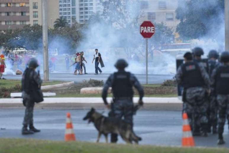 Polícia Militar do DF durante protesto contra a realização da Copa do Mundo próximo ao Estádio Nacional de Brasília