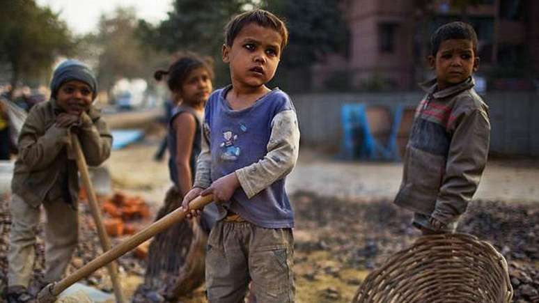 Muitas crian&ccedil;as s&atilde;o for&ccedil;adas a mendigar