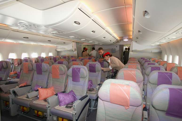 Modelo atual do Airbus A380 contém quatro cadeiras no corredor central da classe econômica