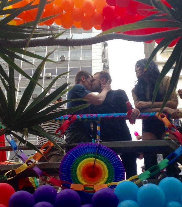 Os atores Brian J. Smith e Max Riemelt tamb&eacute;m se beijaram durante a Parada Gay (Foto: Reprodu&ccedil;&atilde;o/@brianjfucksmith)