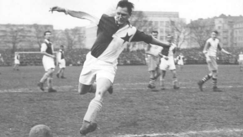 Josef Bican fez 761 gols entre 1928 e 1956