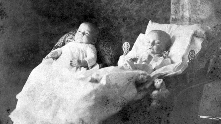 O beb&ecirc; g&ecirc;meo &agrave; direita est&aacute; morto