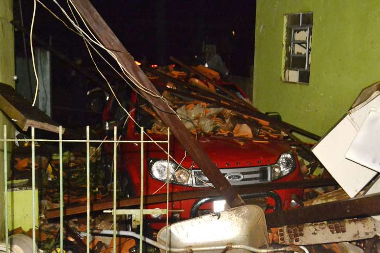 Vendaval destrói mais de 30 casas durante forte chuva que atingiu Atibaia (SP) na noite de domingo