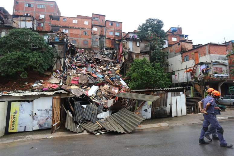 Casas desabam na rua Pasquale Galupi, em Paraisópolis, na zona xul de São Paulo