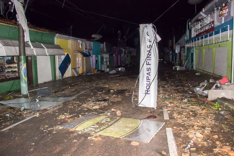  A região central ficou destruída, com dezenas de árvores arrancadas e prédios comerciais arrasados.