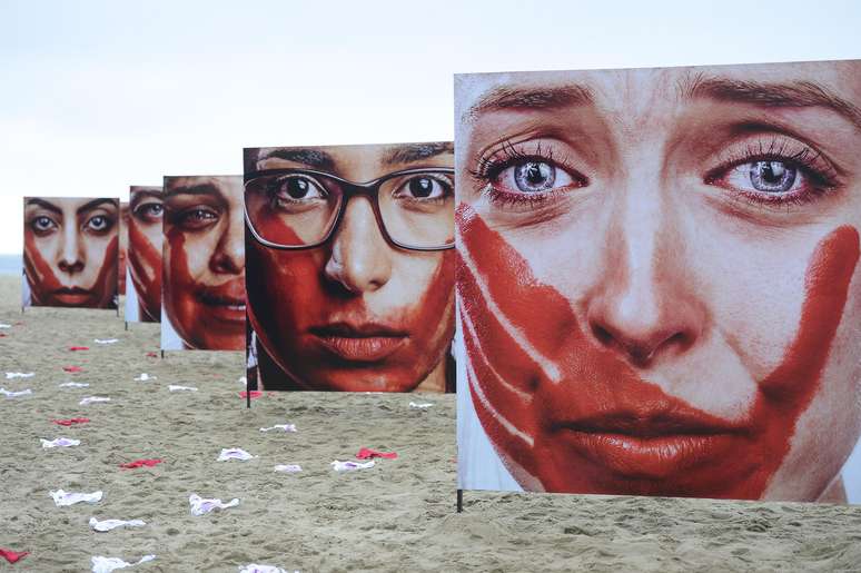 A ONG Rio de Paz promove, na Praia de Copacabana, ato público contra o abuso sofrido por mulheres. Durante a manifestação, 420 calcinhas estendidas representam o número de homens que estupram mulheres a cada 72 horas no Brasil 
