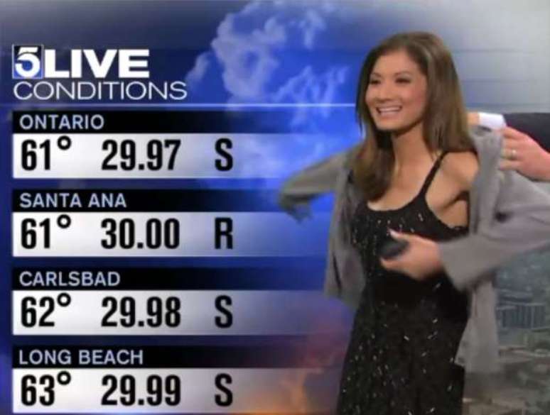 Libert&eacute; Chan sendo coberta &agrave; for&ccedil;a ao vivo (Foto: Reprodu&ccedil;&atilde;o/Canal KTLA 5)