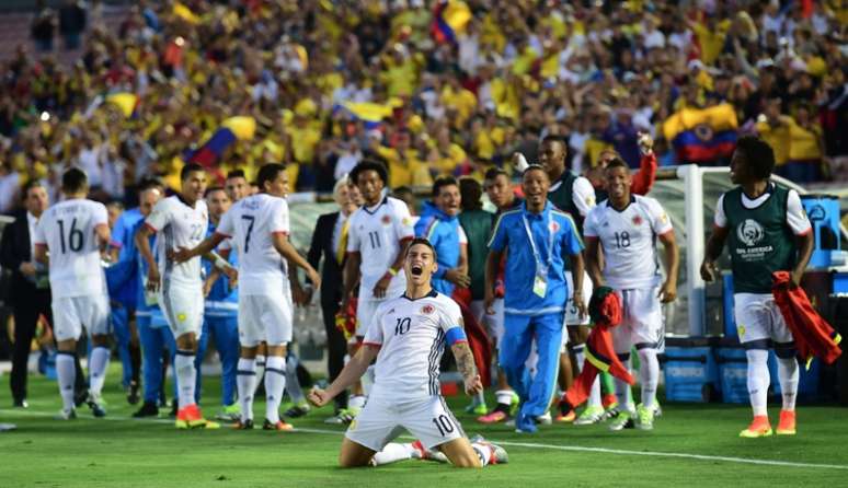 Colombianos foram superiores na primeira etapa e marcaram os gols da vitória antes do intervalo. Situação dos paraguaios é delicada, briga por vaga com os donos da casa