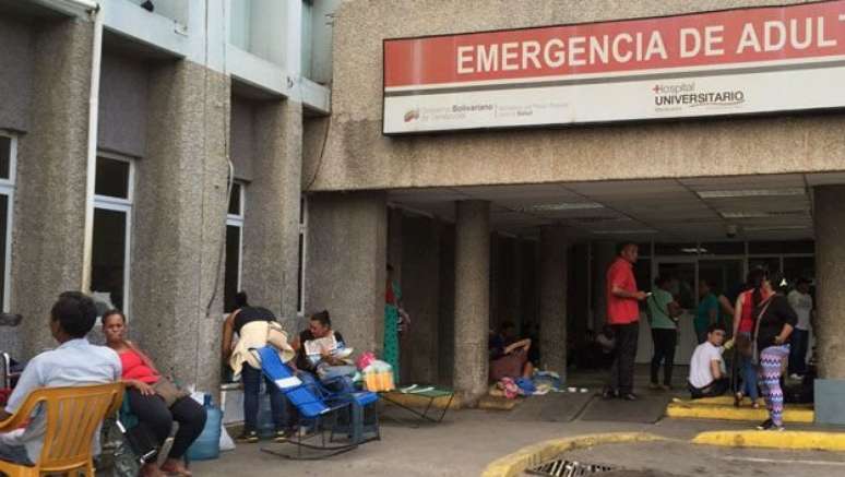 No Hospital Universitário, parentes de pacientes preferem esperar do lado de fora