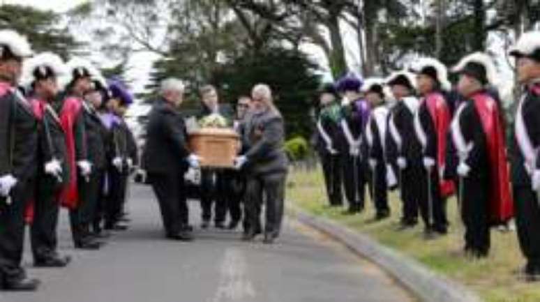 Cem pessoas participaram de cerim&ocirc;nia de 'segundo adeus' &agrave; menina