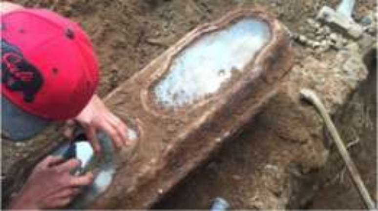 Corpo estava em perfeito estado dentro de caix&atilde;o de metal, feito de chumbo e bronze, encontrado por oper&aacute;rio durante reforma