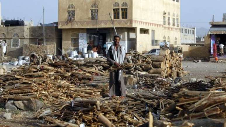 Um homem expõe lenha para venda em Sanaa, no Iêmen; país enfrenta crise humanitária pelo conflito entre forças governistas apoiadas pela Arábia Saudita e rebeldes Houthi.