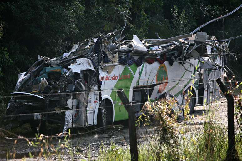 Ônibus ficou totalmente destruído com o capotamento