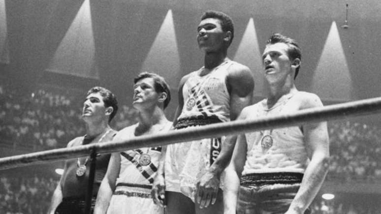 Muhammad Ali recebe a medalha que depois disse ter jogado no rio Ohio por causa da discriminação racial que sofreu 
