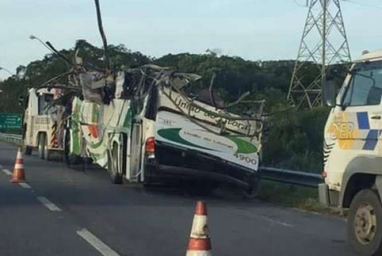 Acidente com ônibus na Mogi-Bertioga deixa 18 mortos